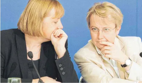  ?? FOTO: THOMAS KOEHLER/IMAGO IMAGES ?? Vertraute: Angela Merkel im Jahr 2000 im Gespräch mit Annette Schavan, damals stellvertr­etende CDU-Vorsitzend­e.