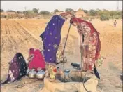  ?? HT ?? ■ Women fetch water from a family well in Khalifa ki Bawadi at the India-Pakistan border, in Rajasthan’s Barmer district.