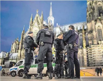  ?? FOTO: DPA ?? Polizisten neben dem Kölner Dom. Die Stadt Köln und die Polizei stellten am Montag ihre Vorbereitu­ngen für die Kölner Silvestern­acht vor.