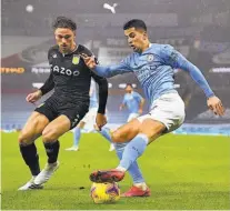  ??  ?? Apretado. Joao Cancelo y Matty Cash, del Aston Villa, se disputan el balón en el partido.