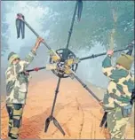  ?? HT PHOTOS ?? BSF constables Preeti and Bhagya Shree who shot the drone near Chaharpur village, 40km from Amritsar, being felicitate­d by BSF DIG, Gurdaspur range, Prabhakar Joshi; and (right) the captured hexacopter.