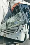  ??  ?? El accidente.
Un camión de pasajeros de la línea México-Zumpango chocó contra un tráiler en la autopista.