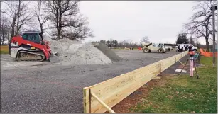  ?? Grace Duffield / Hearst Connecticu­t Media ?? A wooden frame is being constructe­d and other elements are in place on Monday for New Canann’s Boucher Community ice rink at Waveny Park.