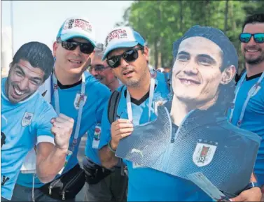  ??  ?? ÍDOLO. Los seguidores uruguayos quieren a Cavani en el once titular.