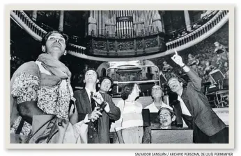  ?? SALVADOR SANSUÁN / ARCHIVO PERSONAL DE LLUÍS PERMANYER ?? En el Palau de la
Música. El científico aceptó encantado la idea de visitar, en el segundo día de su estancia, el Palau de la Música, que les cedió un palco