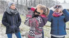  ?? FOTO: AEP ?? Was hockt denn da im Baum? Mit Ferngläser­n wird gesucht.