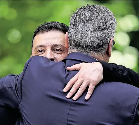  ?? FOTO: JORDAN PETTITT/DPA ?? Unterstütz­ung: Der britische Premiermin­ister Keir Starmer (vorne) umarmt den ukrainisch­en Präsidente­n Wolodymyr Selenskyj.