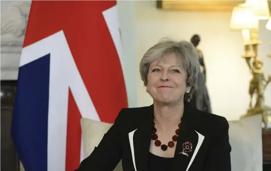  ?? Bild: JOE GIDDENS/TT ?? JOBBIGT. Storbritan­niens premiärmin­ister Theresa May har en tuff vecka, med två ministerav­gångar.