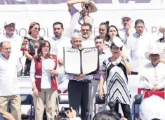  ??  ?? Andrés Manuel López Obrador, dirigente de Morena, firmó el Acuerdo Político de Unidad en el Parque Bicentenar­io, en Tuxtla Gutiérrez.