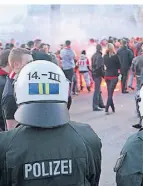  ?? FOTO: UMI ?? In NRW muss die Polizei oft beim Fußball für Ordnung sorgen.