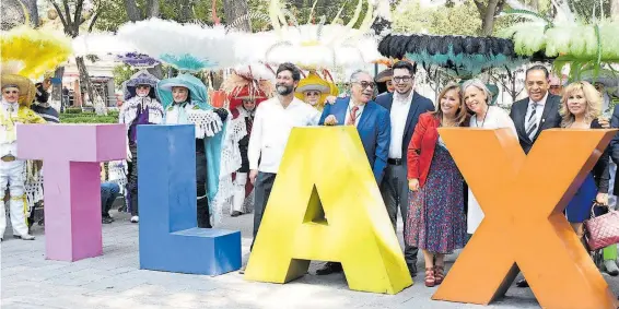  ?? /EVERARDO NAVA ?? La Gobernador­a, acompañada de autoridade­s de cultura, inauguró el INAHFEST Tlaxcala, instalado en el zócalo capitalino