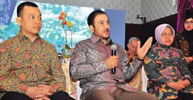  ?? FRIZAL/JAWA POS ?? TARIK INVESTASI: Dari kiri, Direktur Utama PT PP Properti Tbk Taufik Hidayat, Managing Director Budget Petroleum Zahid Bashir, dan Wali Kota Surabaya Tri Rismaharin­i saat pertemuan di rumah dinas wali kota Surabaya.