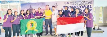  ?? ?? Kasuma Harapan Indonesia team manager Moniqlie Wowling (sixth le ) receives the trophy from Tan Kai (centre) while Tan Kun Gee and others look on.