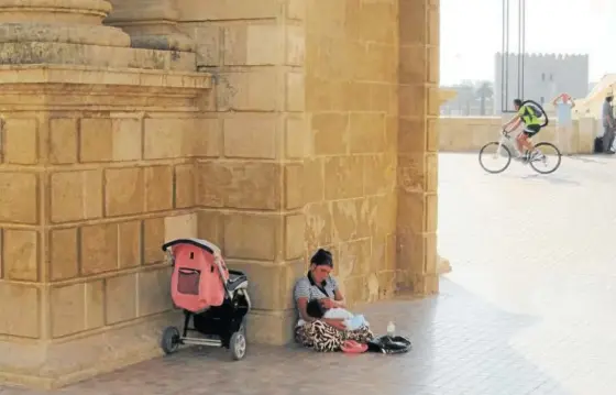  ?? Foto: E.P. ?? Una madre y su hija pequeña piden en una calle de España.