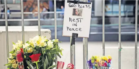  ??  ?? En Times Square varias personas hicieron ayer un memorial con ramos de flores y una fotografía de Alyssa Elsman, la joven de 18 años que falleció tras haber sido atropellad­a el jueves por Richard Rojas. Su hermana, de 13 años, está entre los 22 lesionados.