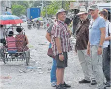  ?? FOTO: PR ?? Engagement auf den Philippine­n (von links): Die „Tatort“-Kommissare Klaus J. Behrendt und Dietmar Bär sowie Arzt, Autor und Schauspiel­er Joe Bausch.