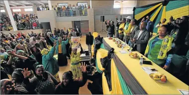  ?? Picture: LULAMILE FENI ?? FOR STATUS QUO: ANC chairman Phumulo Masualle addresses party members in Cofimvaba yesterday