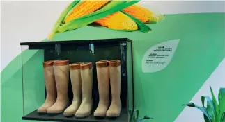  ??  ?? Botas impermeabl­es hechas con productos naturales en el Pabellón de Alemania.
