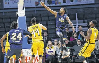  ?? LONDON LIGHTNING PHOTO VIA ST. JOHN’S EDGE ?? Rashaun Broadus (second from right) and the St. John’s Edge were up early against the London Lightning Sunday afternoon, but couldn’t hold onto the lead.