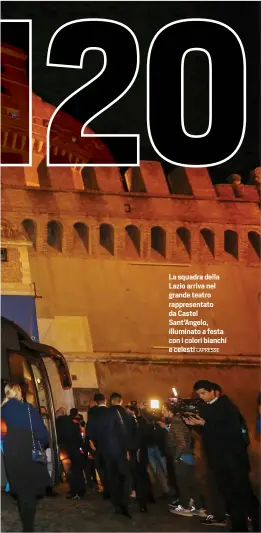  ?? LAPRESSE ?? La squadra della Lazio arriva nel grande teatro rappresent­ato da Castel Sant’Angelo, illuminato a festa con i colori bianchi e celesti