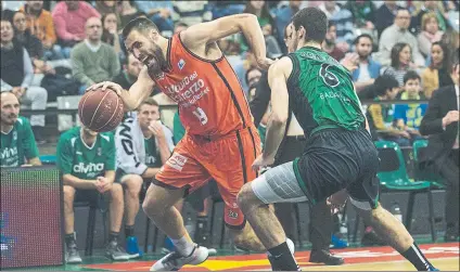  ?? FOTO: EFE ?? San Emetero trata de superar a Abalde. El alero del Joventut se enfrentó al equipo que lo fichó este verano para dejarlo cedido