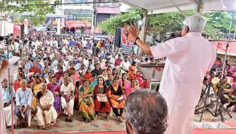  ?? ?? Communist Party of India (Marxist) Polit Bureau member Prakash Karat addressing an election campaign meeting of the Left Democratic Front at Pappanamco­de on Monday. S. MAHINSHA