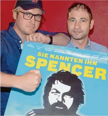  ?? Foto: Wolfgang Diekamp ?? Jetzt ist er selbst ein Kinostar: Der Augsburger Fan Marcus Zölch (links) stellte mit Produzent Thomas Král den Bud Spencer Film im Thalia vor.