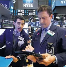  ??  ?? Caída. Luego de tres días con índices positivos, Wall Street volvió a sufrir los efectos de la inestabili­dad entre EUA y China.