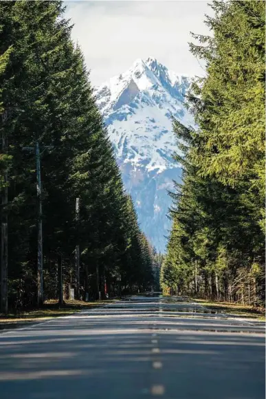  ?? Christophe­r Miller photos / New York Times ?? A stretch of road leads from the National Park Service headquarte­rs to Glacier Bay National Park, In recent decades, air temperatur­es near Glacier Bay have increased, melting billions of tons of ice.