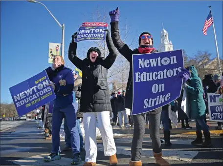  ?? NANCY LANE — BOSTON HERALD ?? Striking Newton teachers Lauren Muntendam and Shayna Arasimowic­z picket outside City Hall.