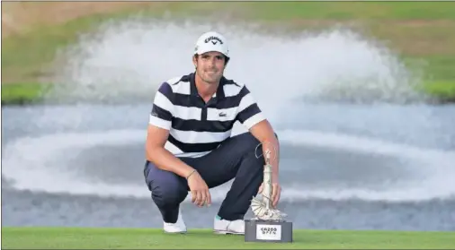  ??  ?? Nacho Elvira posa con el trofeo conquistad­o en el Cazoo Open de Gales, su primer triunfo en el European Tour.