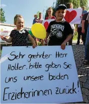  ?? FOTO: MARIUS KOITY ?? Am . Juni hatten Kinder und Eltern mit einer Demo die Aufhebung der ministerie­llen Tätigkeits­untersagun­g für zwei Nimritzer Erzieherin­nen gefordert.