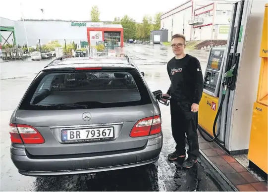  ?? FOTO: TORE ØYVIND MOEN ?? TANKET: 18 åringen Sander Moe Jacobsen var blant mange som benyttet sjansen til å fylle diesel til 13.08 per liter hos Uno X.