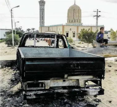  ?? BILD: SN/AP ?? Brutaler Terroransc­hlag auf eine Moschee im Sinai: Mehr als 300 Menschen sind getötet worden. Der ägyptische Staat geht mit Waffengewa­lt gegen die Islamisten vor.