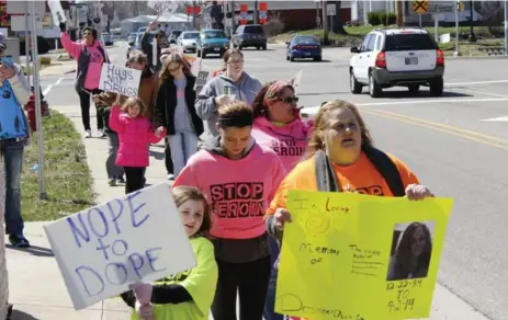  ?? SARAH PARVINI/LOS ANGELES TIMES ?? Activists walk through Austin, Ind., chanting “Nope to dope” A recent HIV outbreak led the Indiana governor to declare a state of emergency.