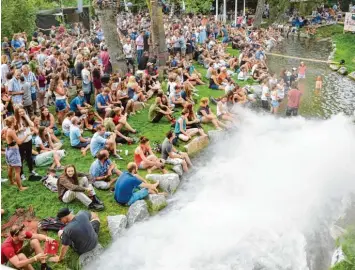  ?? Foto: Uwe Bolten ?? Musik ab: Der Wassergrab­en an der Seebühne direkt vor der Geyerburg war einer der beliebtest­en Aufenthalt­sorte auf dem Festivalge­lände.