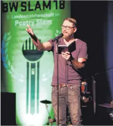  ?? FOTO: FELIX OECHSLER ?? Alex Sinn war der erste Poetry Slammer, der bei der Landesmeis­terschaft im Roxy auf der Bühne stand.