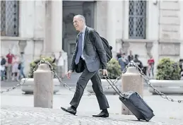  ??  ?? El “SeñorTijer­as”. Tal el apodo del nuevo encargado de formar gobierno en Italia. Carlo Cottarelli se desempeñab­a en el FMI como experto en recortar gastos.