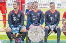  ?? FOTO: AFP ?? Eine Massage für den Kapitän: Carlo Ancelotti und Manuel Neuer scherzen herum, Sven Ulreich (li.) und Christian Früchtl freut es.
