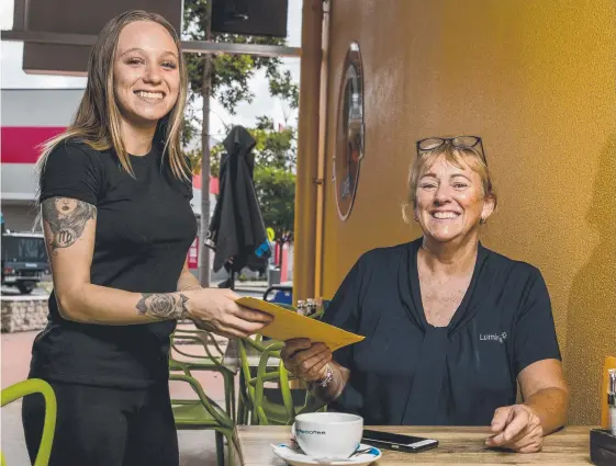  ?? Picture: JERAD WILLIAMS ?? Dawn 2 Dusk Cafe staff member Claire Burgess hands the lost letter back to the mum who penned it, Rae Leone.