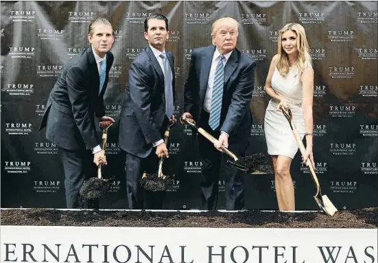  ?? YURI GRIPAS / GTRES ?? Los Trump. Eric, Donald J., Donald e Ivanka en el hotel Trump Internatio­nal en Washington en el 2014
Matrimonio. En el 2014 se casó con Lara Yunaska, periodista en la productora Inside Edition, con quien tiene dos hijos