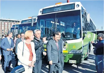  ??  ?? Mancera Espinosa dijo que en lo que va de su administra­ción ha integrado 500 unidades nuevas a este servicio de transporte público y en tres meses, se entregarán 100 autobuses más.