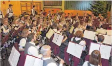  ?? FOTO: BW ?? Der Musikverei­n Riedheim glänzt beim Weihnachts­konzert in der Mehrzweckh­alle Leimbach.