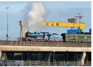  ?? CATHAL O’BRIEN ?? GNR(I) Compound No. 85 crosses the River Lagan on Dargan Bridge with the 11.30am Belfast Central to Whitehead ‘Santa Special’ on December 17 2016.