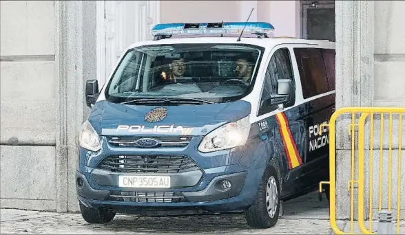  ?? DANI DUCH ?? Un vehículo de la Policía Nacional trasladó al exvicepres­ident Oriol Junqueras desde la cárcel de Estremera hasta el Tribunal Supremo