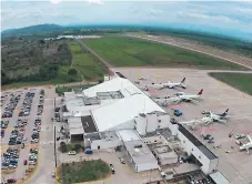  ??  ?? LOGÍSTICA. Vista panorámica de la pista en el aeropuerto internacio­nal Ramón Villeda Morales.