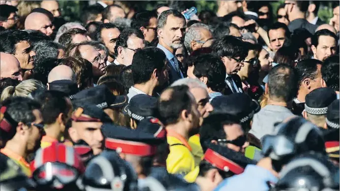  ?? MANU FERNANDEZ / AP ?? Presencia real.El Rey acudió a la manifestac­ión y se situó en el centro de la hilera formada por autoridade­s y jóvenes de diversas confesione­s religiosas