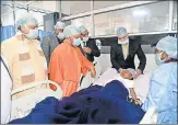  ?? HT PHOTO ?? CM Yogi Adityanath with the injured student at Trauma Centre in ▪
Lucknow on Thursday.