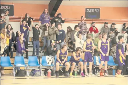  ?? PHOTOS BY BOB MINENNA ?? A large Middletown crowd celebrates the Mustangs’ come-from-behind 49-44 win over the Kelseyvill­e Knights in the boys championsh­ip game of the 49th annual Stokes Tournament on Saturday night in Kelseyvill­e.