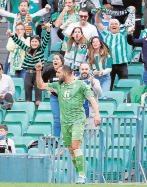  ?? // RAÚL DOBLADO ?? Borja Iglesias celebra su gol en el Betis-Athletic